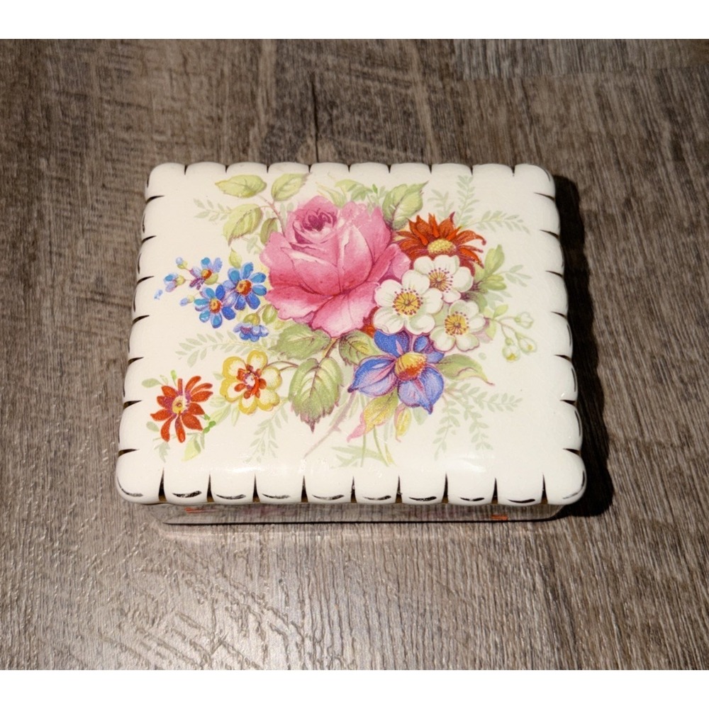Vtg 40s Wedgwood England Ceramic Floral Gold Trim Vanity Box w/ Lid